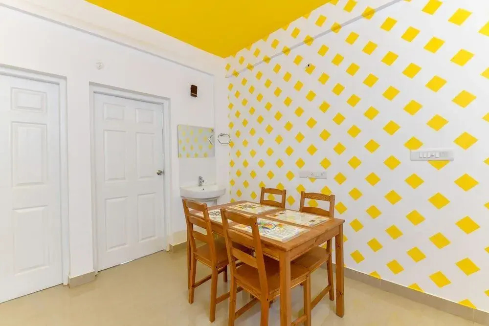 White House by OYO Rooms