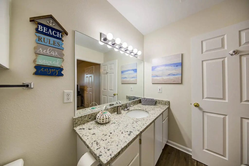 Peaceful and secure pet-friendly condo in Gulf Shores, steps from swimming pool