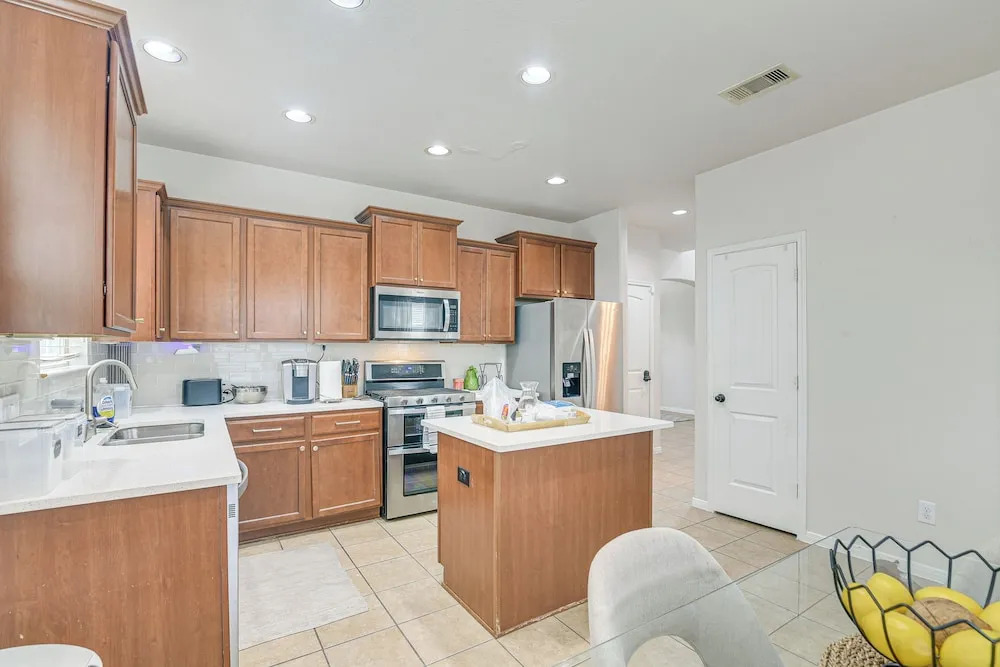 12 Mi to Dtwn Houston: Modern Home w/ Backyard