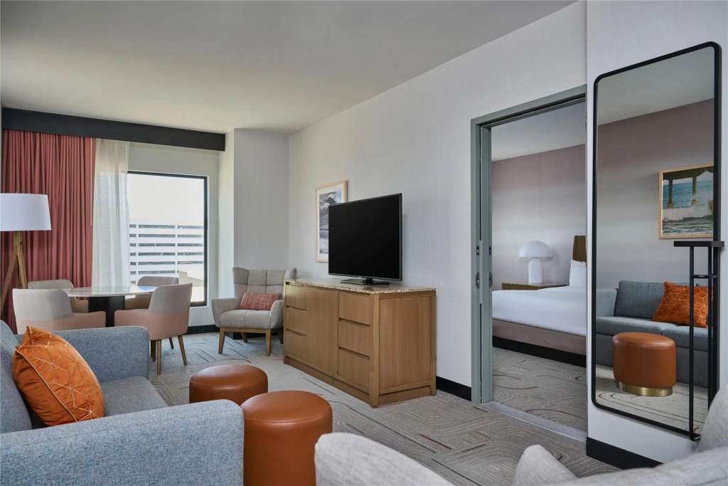 Hotel Zessa Orange County Airport, a DoubleTree by Hilton