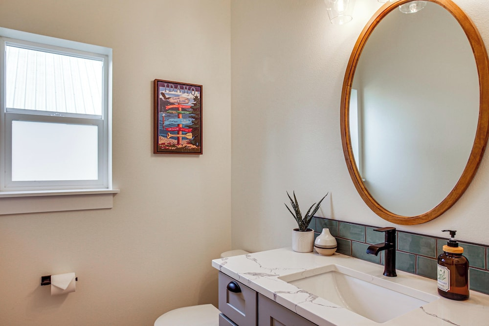 1 Mi to Lake Coeur D'alene: Pet-friendly Getaway