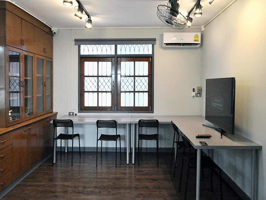Beyond Bangkok Guesthouse - Hostel