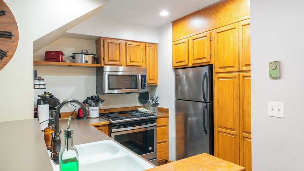 Cimarron Lodge 14 by Avantstay Ski-in/ski-out Property in Complex w/ Two Hot Tubs! Permit#3601