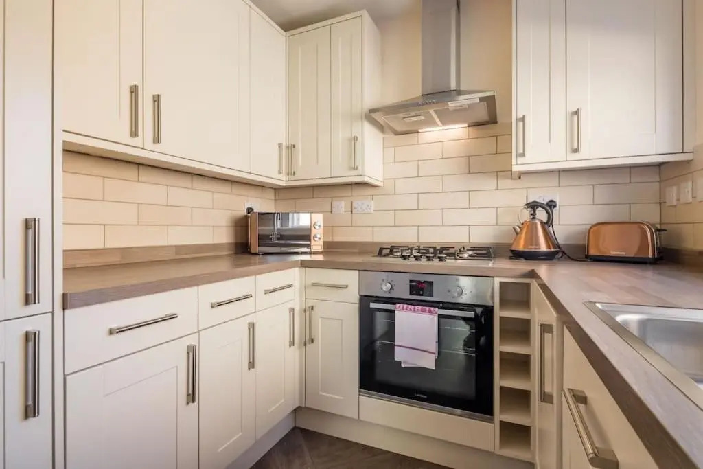 City Centre Location - Over Looking Parkers Piece! Private Entrance