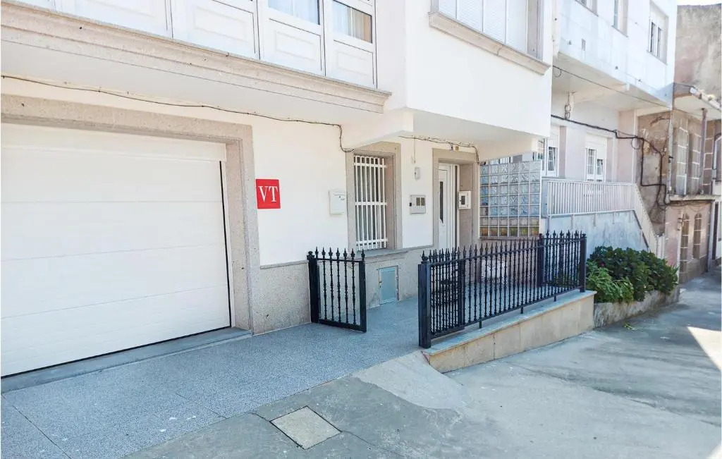 Amazing apartment in Fisterra with 4 Bedrooms and WiFi