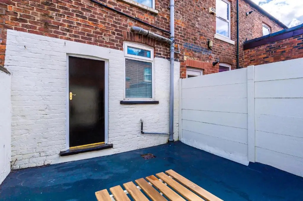 Rest&Recharge @ Windsor House (2 Bedrooms, 4 Beds, Free Parking)