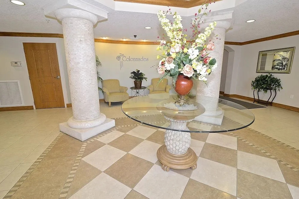 Colonnades 903