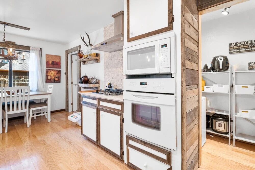 Mountain Time - Comfortable Cabin With Unique And Rustic Look! Ping Pong, Foosball In A Game Room! 3 Bedroom Cabin