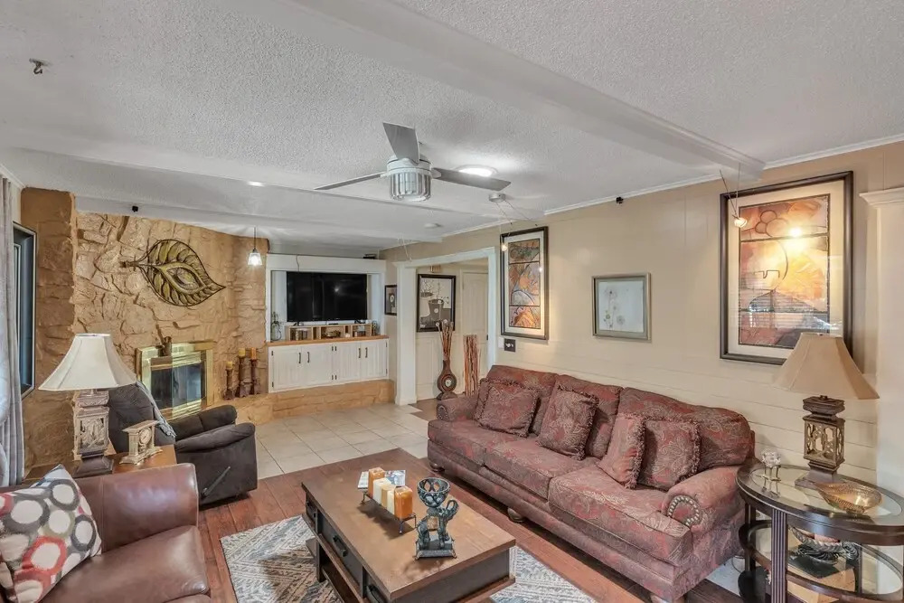 Cozy 4 Bedroom Home - Minutes to Downtown Tulsa by RedAwning