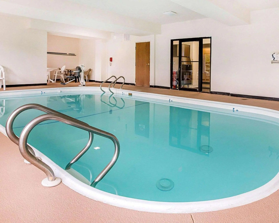 Comfort Inn & Suites near Tinley Park Amphitheater