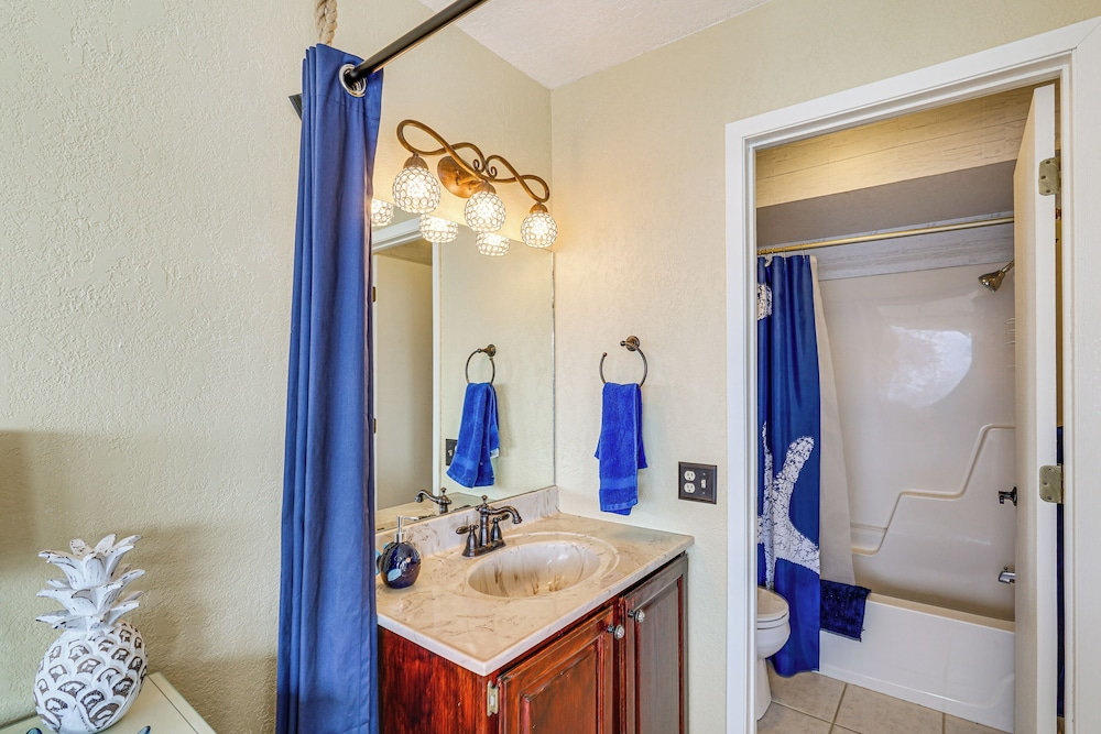 180 Main Channel View! Poolside Apt in Osage Beach