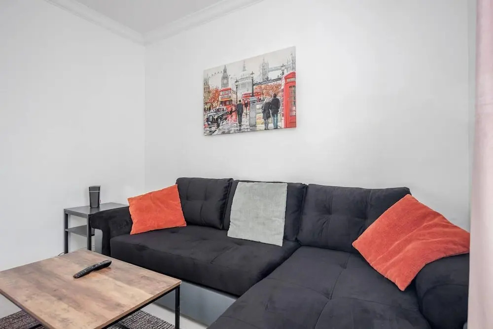 Stunning Top 2 Bed Flat Tilbury Central Location
