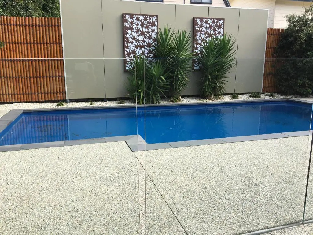 Grand Escape McKenzie - solar heated Pool, WiFi, Netflix, 5 bdrm, 4bthrm
