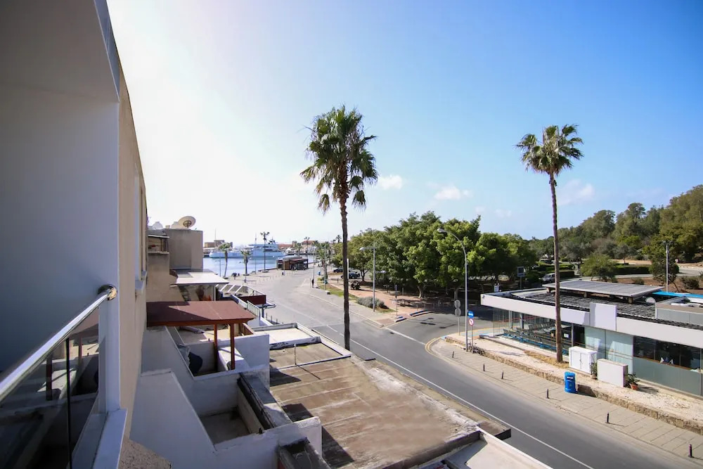 Phaedrus Living: Seaside Deluxe Flat Harbour 106