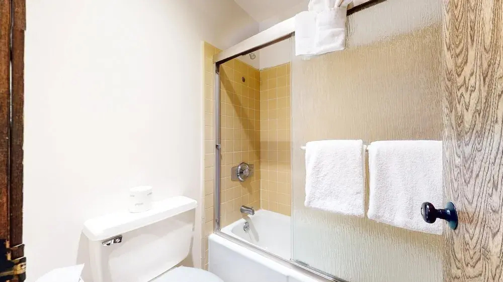 Mammoth West 140 Pet-Friendly Updated Condo, Just A Short Walk to Canyon Lodge by RedAwning