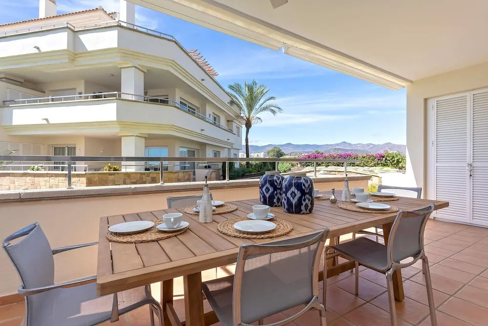 Bright Apartment Front of Beach Guadalmansa Beach