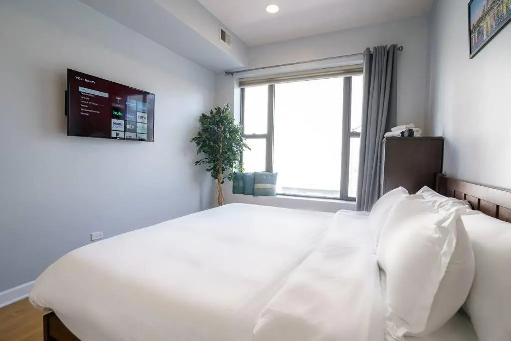 River North 3BR/2BA: HUGE, Parking, Center Chicago