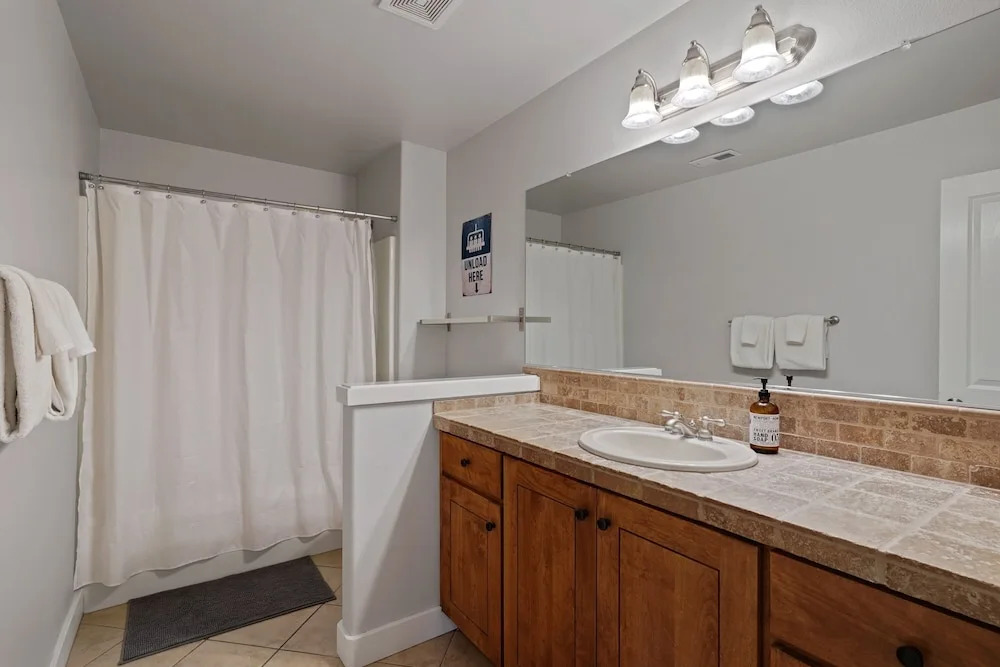 Flagline Trail 5 Bedroom Home by RedAwning