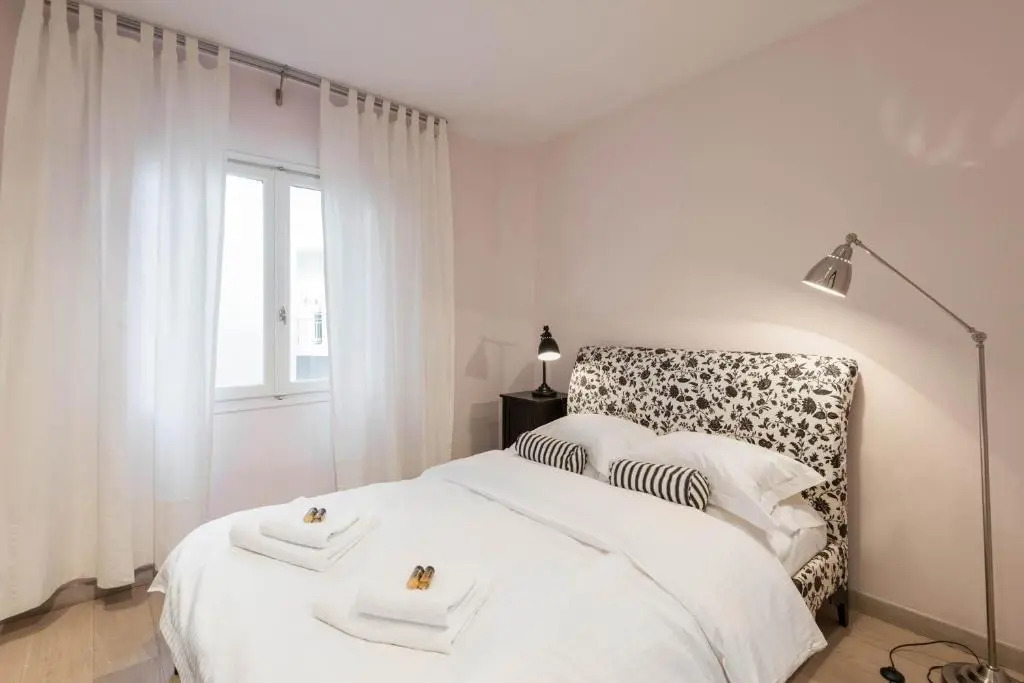 Stylish white 4 ppl apartment in City center