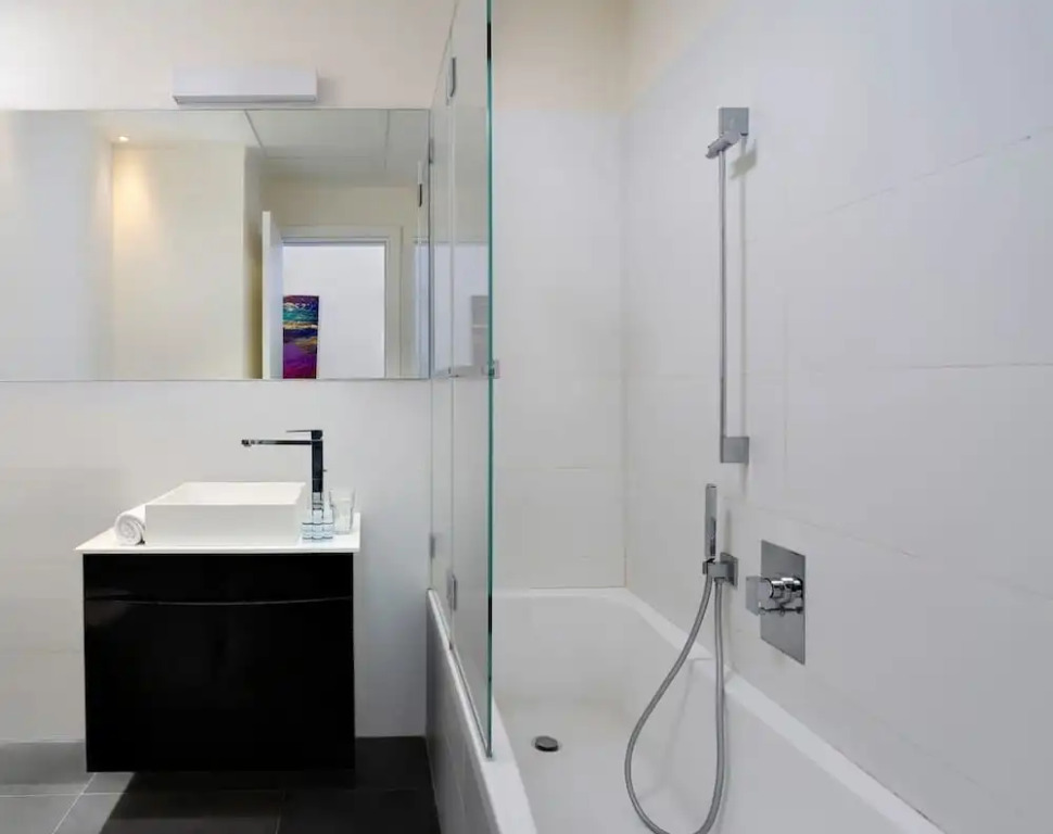 Elegant 3BR in White City by HolyGuest