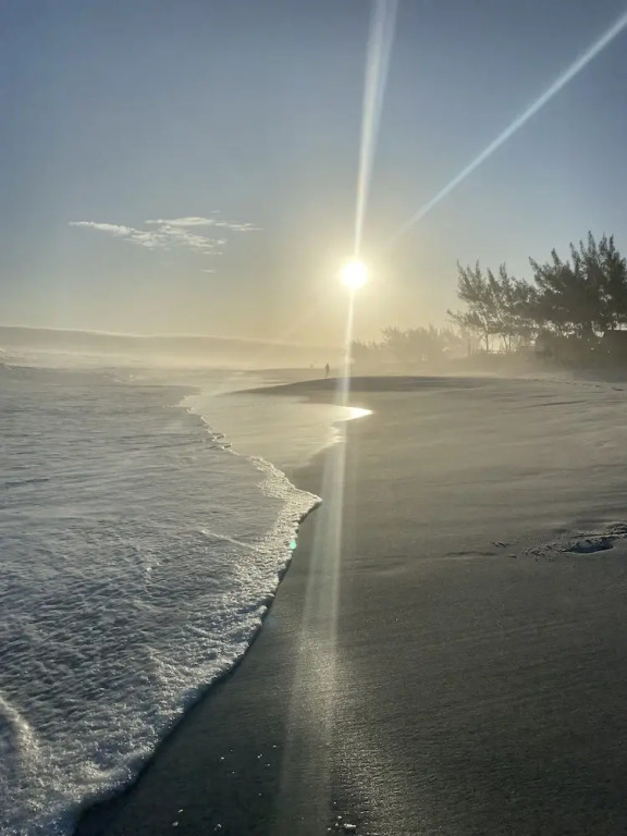 Pé na areia.