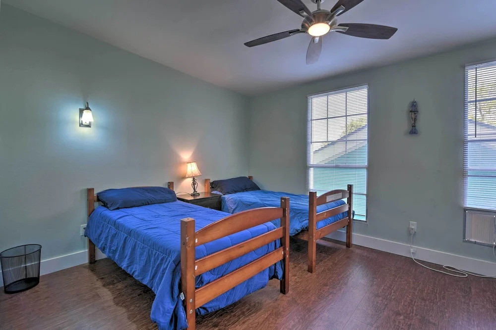 Home w/ Patio & Grill: 2 Mi to Galveston Seawall!