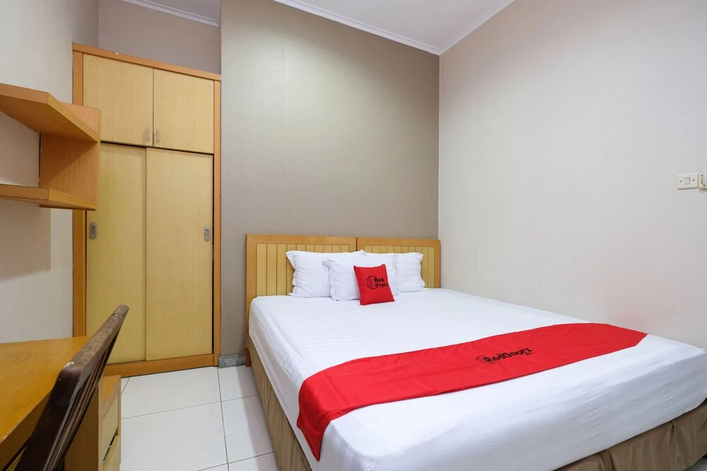 RedDoorz Plus near Simpang Lima