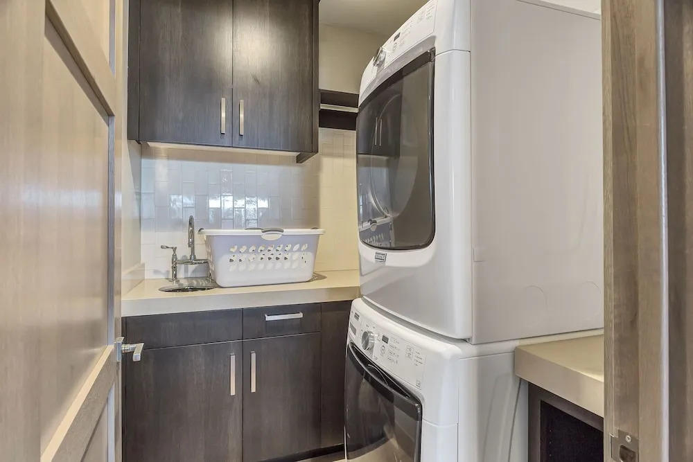 Three Bedroom Penthouse 3 Apartment Hotel by RedAwning
