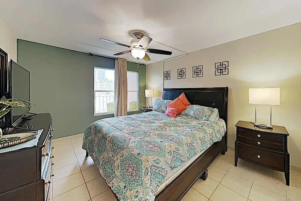 New Listing! Gulf , Steps To Sand & Waterpark 1 Bedroom Condo