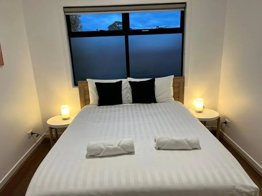 Brand New Modern 2 BR Guesthouse at Airport!