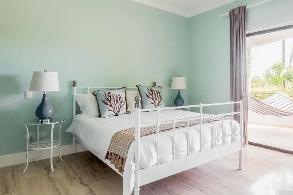 Cozy 2-bedroom Apartment in Private Complex With Pool With Free Shuttle to the Beach