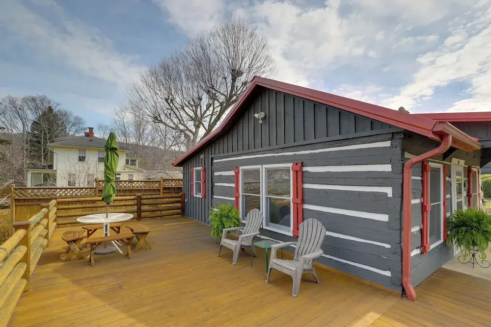 Scenic Hot Springs Retreat Near Appalachian Trail!
