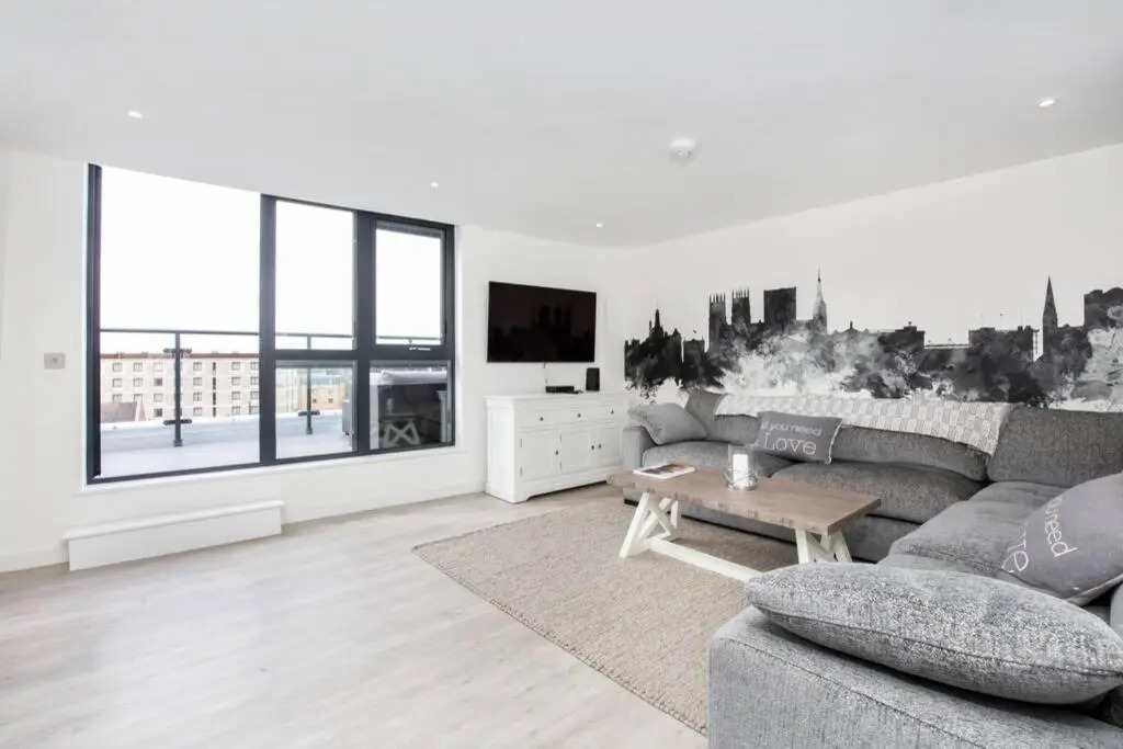 2 Bedroom Penthouse - Large Balcony - Minster View