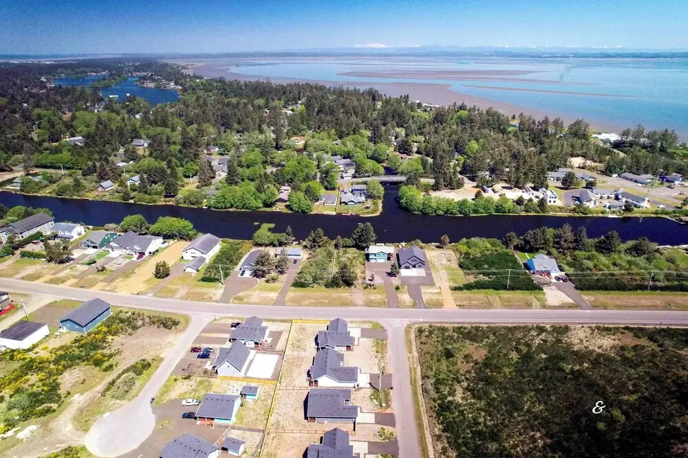 Ocean Shores Home w/ Game Room - Walk to Beaches