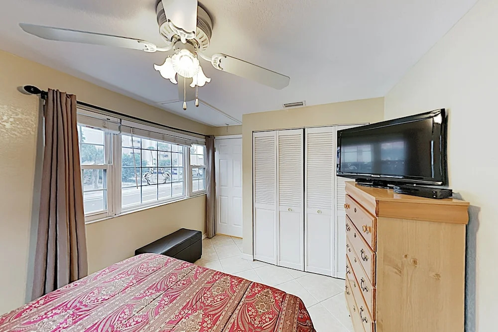 New Listing! All-suite - Steps To Beach 2 Bedroom Apts
