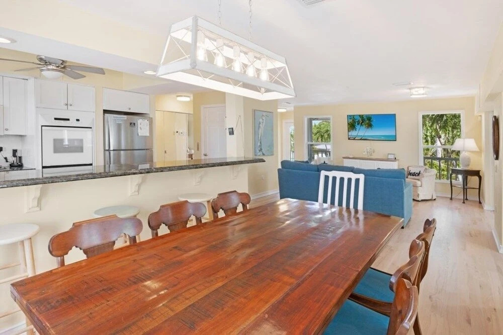 Murmond 5 Bedroom Home by RedAwning