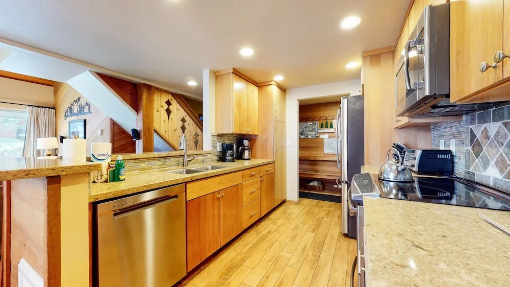 Sierra Megeve 7 Deluxe Remodeled Condo, Just A Short Walk To Canyon Lodge by RedAwning