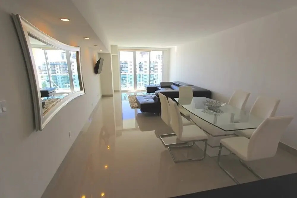 1 Bedroom + Den Bay View Apartment Or1610