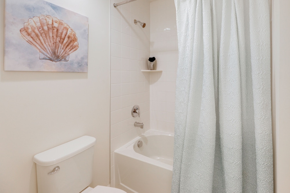 5 Mi to Bethany Beach: Modern Gem w/ Pool Access!