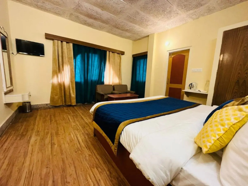 The Ashoka Inn 300mts walkable from Mall Road