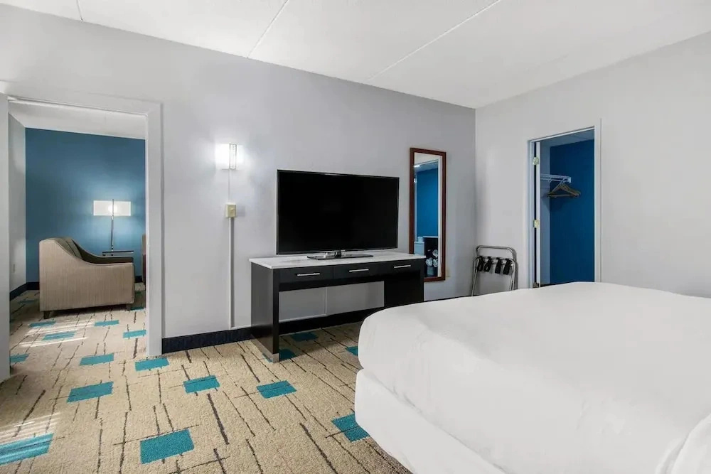 Cburg Inn & Suites