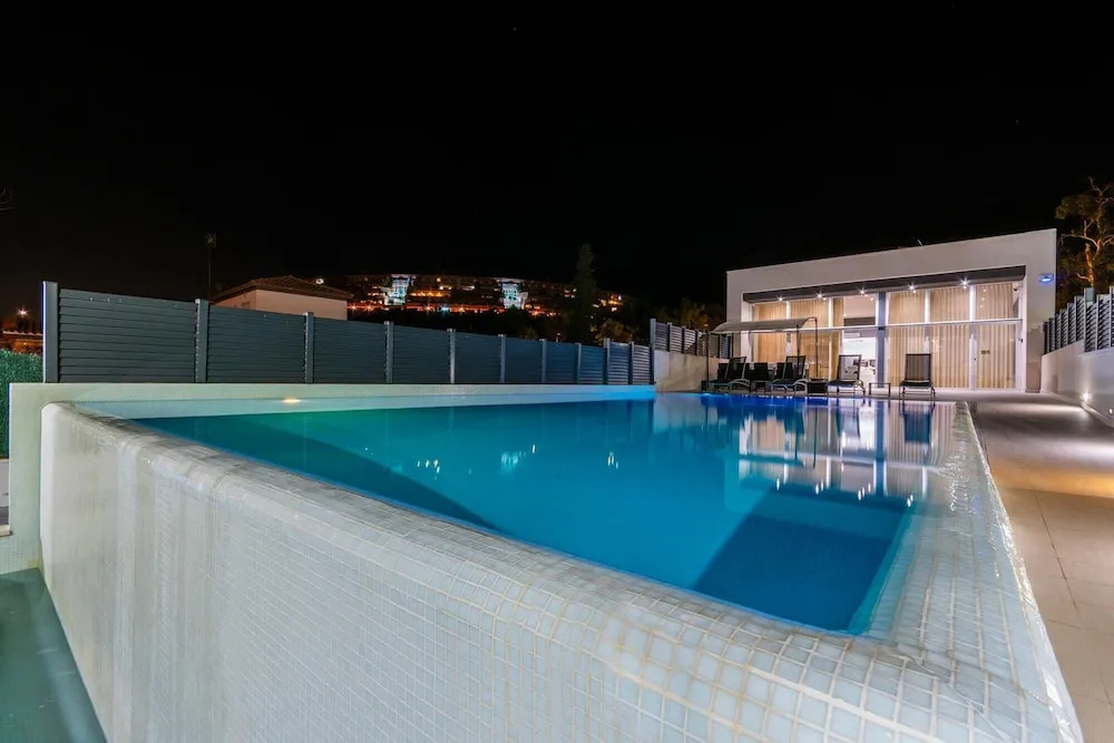 Luxurious Villa. Overflowing Pool 100 Meters From the Beach