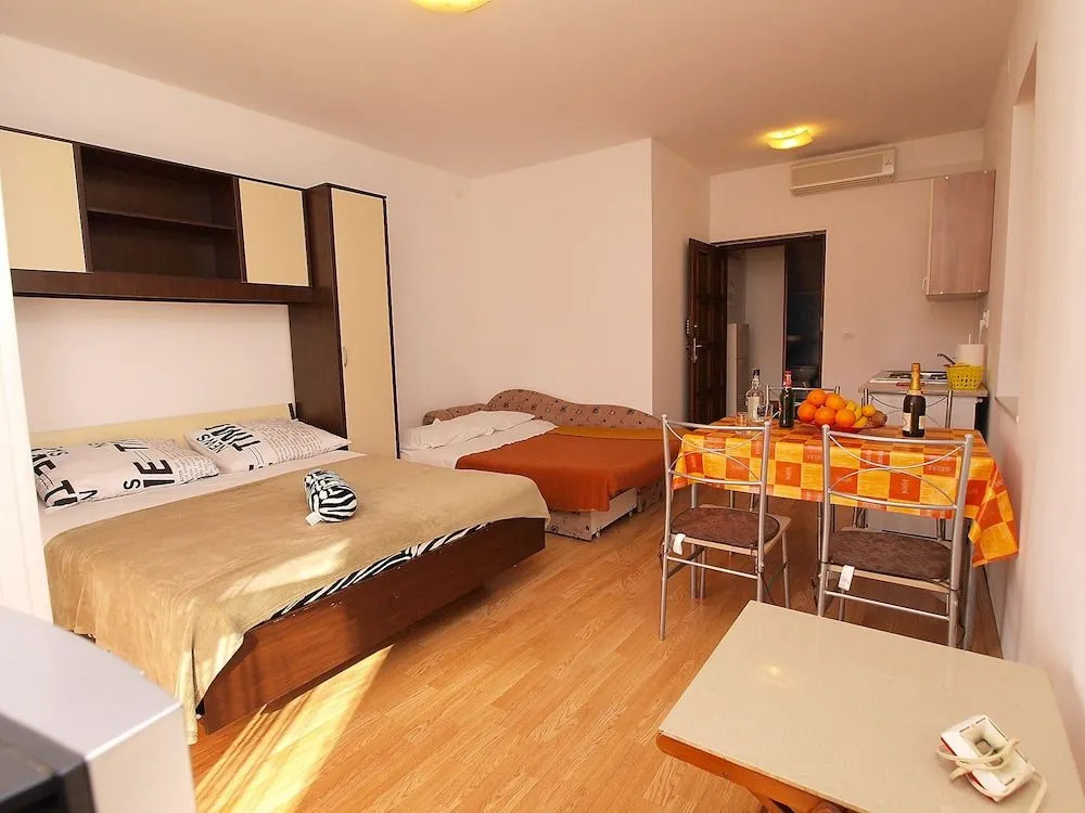 Apartment 785