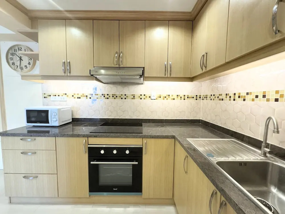 Stylish 1-bedroom Corner Condo Near Thepprasit Night Market -keha Condominium
