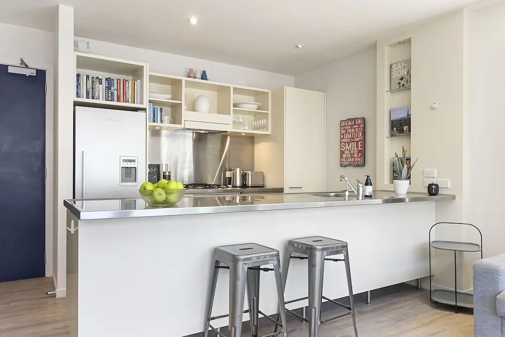 Bright and Spacious Viaduct Living with free carpark by Urban Butler