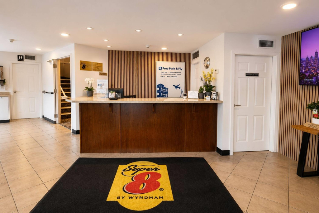 Super 8 by Wyndham Lake Country/Winfield Area Airport North