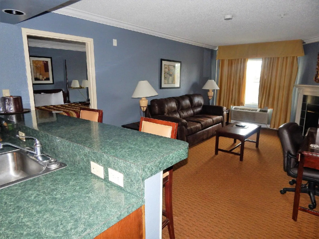 Richmond Suites Hotel