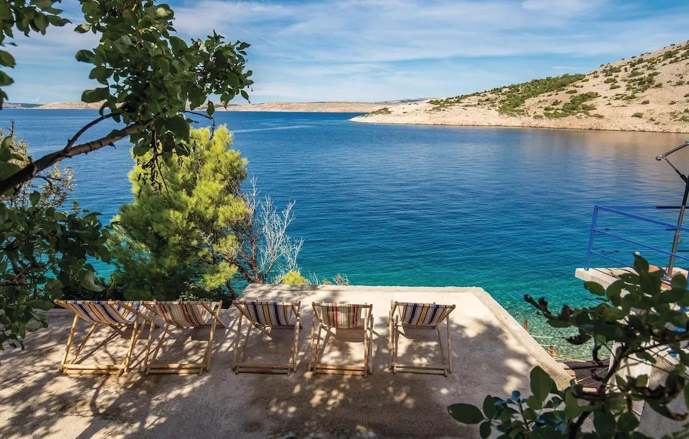 Beautiful apartment in Jablanac w/ 2 Bedrooms