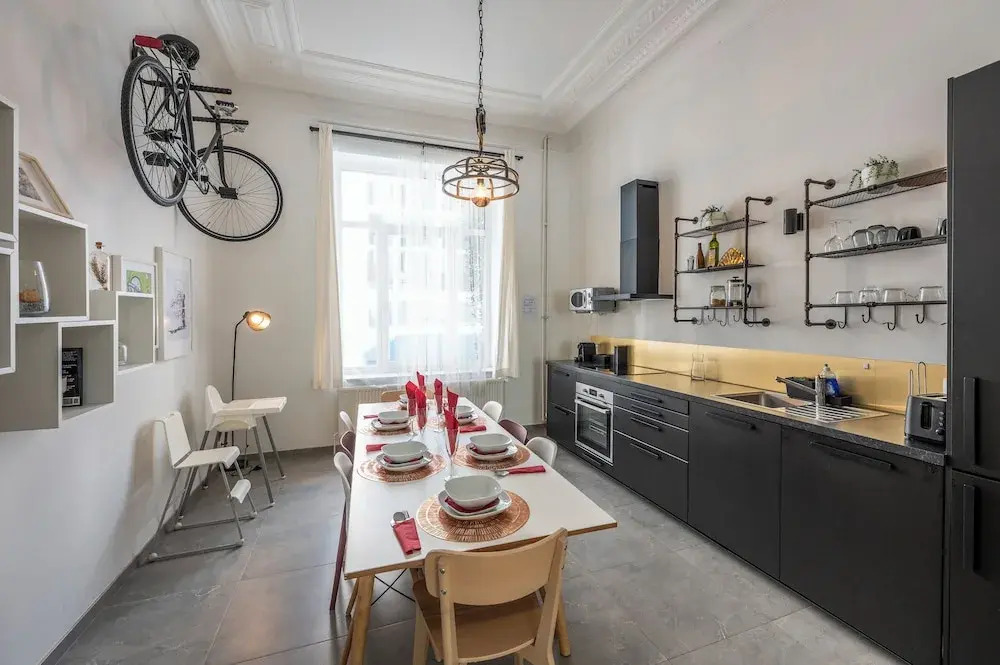 Stylish 3 Bd 3 Bath Duplex In Brussels