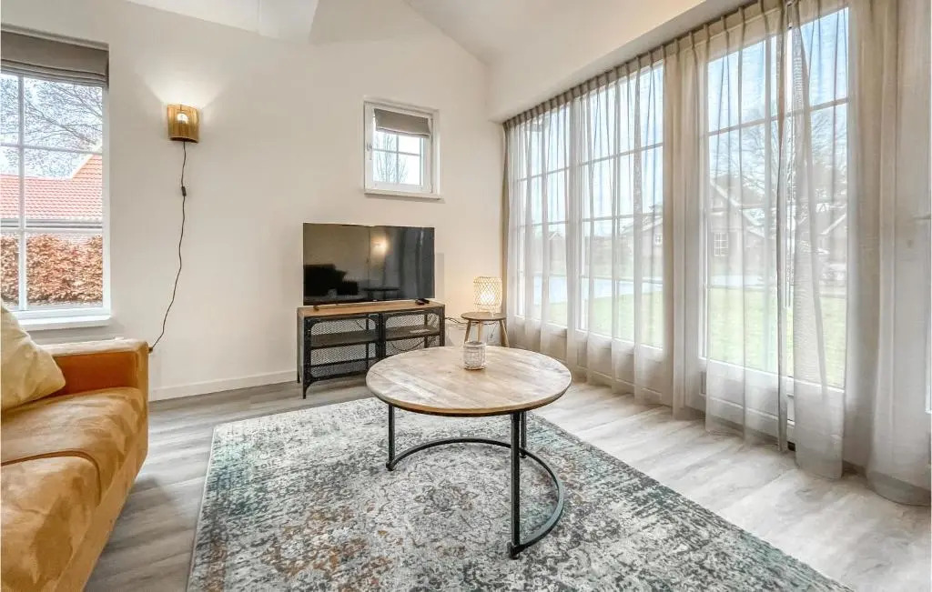 Three-Bedroom Holiday Home In Hoge Hexel